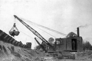 Der Abraum wurde von einem Bagger in Kippwagen geschüttet. Von einem solchen Kippwagen wurde Theodor Kiefer erdrückt. (Foto: Sammlung Stoffers; Münsterländische Bank - Stadtarchiv)