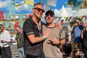 (v. l. ): Thomas Pieper und DJ-Legende Sven Väth auf dem diesjährigen Dockland-Festival. (Foto: Bastian E.)