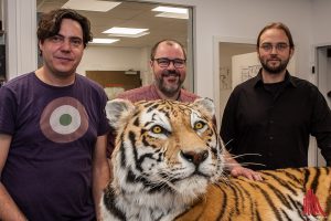 Von links: Präparator Markus Ranft, Zoodirektor Thomas Wilms und Museumsdirektor Jan-Ole Kriegs. (Foto: sg)