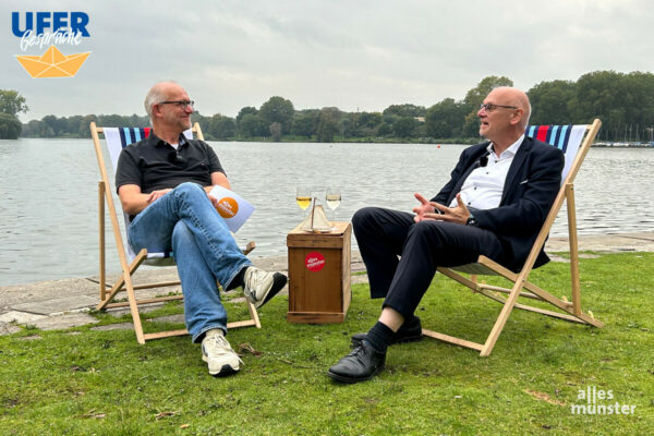 Am Ufer des Aasees: Prof. Dr. Martin Winter (r.) im Gespräch mit Michael Bührke. (Foto: Thomas Hölscher)