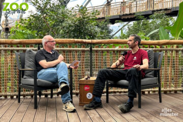 Zootierarzt Carsten Ludwig (r.). im Gespräch mit Michael Bührke. (Foto: Thomas Hölscher)