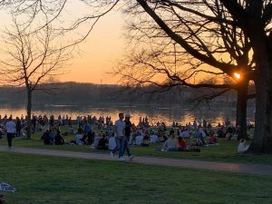 Das schöne Wetter lockt seit dieser Woche viele junge Menschen an beliebte Plätze, wie hier den Aasee. Aber auch dort sollten die Abstands- und Hygieneregeln eingehalten werden. (Foto: Redaktion)