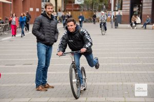 Ein tretty-Roller ist in etwa so schnell wie ein Fahrrad und wirkt alles andere als infantil. (Foto: Michael Bührke)