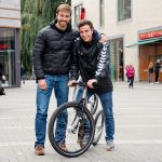 Die beiden Jungunternehmer kennen sich seit ihrer Kindheit und haben schon früher gemeinsam an Fahrrädern herumgeschraubt (Foto: Bührke)