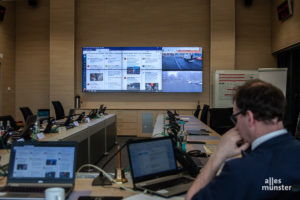 Auf einer großen Monitorwand in der "FEL", der Feuerwehr Einsatzleitung, werden die Twitter-Aktivitäten dargestellt. (Foto: Stephan Günther)