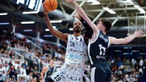 Uni Baskets Center-Spieler Adam Touray (li.) konnte kaum gestoppt werden. (Foto: Uni Baskets / Markus Holtrichter)