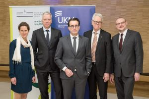 (v.l.:) Univ.-Prof. Dr. med. Claudia Rössig (stellv. Ärztliche Direktorin), Dr. rer. pol. Christoph Hoppenheit (stellv. Vorstandsvorsitzender und Kaufmännischer Direktor), Univ.-Prof. Dr. med. Dr. phil. Robert Nitsch (Vorstandsvorsitzender und Ärztlicher Direktor), Univ.-Prof. Dr.med. Mathias Herrmann (Dekan der Medizinischen Fakultät) und Thomas van den Hooven (Pflegedirektor). (Foto: UKM)