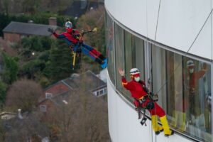 Mission in 63 Meter Höhe: Sieben Industriekletterer sorgten heute verkleidet als Superhelden wie Spiderman und Flash, aber auch als Minnie Maus, Superman und Nikolaus für eine besondere Aktion am Bettenturm des UKM. (Foto: UKM)