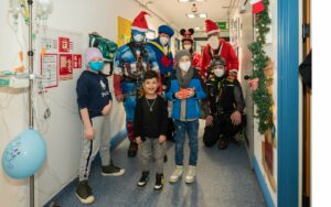 Helden zum Anfassen: Mariëtte, Tohmaz und Daniel (v.l.) waren hin und weg, als die kletternden Superhelden und der Nikolaus sie nach dem Besuch an den Fenstern noch persönlich auf der Station besuchten. (Foto: UKM)