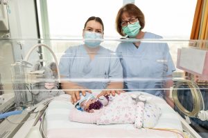 Silvia Wolf (l.) und Ingrid Feismann von der neonatologischen Station am UKM kümmern sich darum, dass jedes frühgeborene Kind auf der Station einen selbstgehäkelten Tintenfisch bekommt. (Foto: UKM)