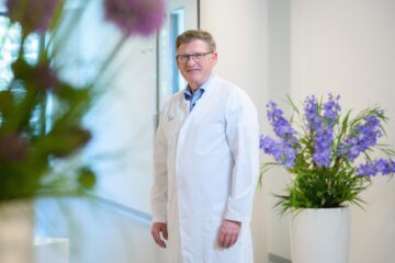 Univ.-Prof. Ludwig Kiesel gibt die Leitung der UKM-Frauenklinik ab, forscht aber weiter als Seniorprofessor zu wichtigen Themen der Frauengesundheit. (Foto: UKM/Wibberg)