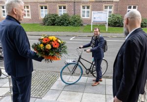 Mit dem Rad zum Amtsantritt: Herzlich empfangen wurde Univ.-Prof. Dr. Alex W. Friedrich am Montag von seinen Vorstandskollegen Dr. Christoph Hoppenheit (Kaufmännischer Direktor, li.) und Thomas van den Hooven (Pflegedirektor, re.). (Foto: UKM)