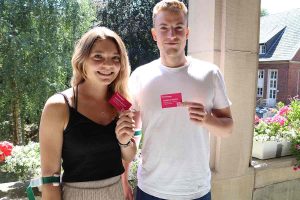 Auch Lea und Julius sind mit ihrer Blutspende Lebensretter im Sommer. Zur Belohnung gab es einen Gutschein vom Freibad Coburg. (Foto: UKM)