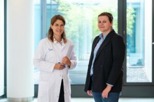 Freuen sich über den Behandlungserfolg – ganz ohne Chemotherapie: Carolin Schwarz (r.) und Dr. Marie-Kristin von Wahlde. (Foto: UKM/ Wibberg)