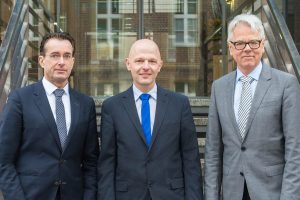 Freuen sich über den Neuzugang von der Berliner Charité: Prof. Dr. med. Dr. phil. Robert Nitsch (l.) und Dekan Prof. Dr. Mathias Herrmann (r.) mit Prof. Dr. Andreas Pascher. (Foto: UKM)