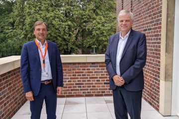 Prof. Alex W. Friedrich (l.), Ärztlicher Direktor und Vorstandsvorsitzender des UKM, und Dr. Hans-Albert Gehle, Präsident der Ärztekammer Westfalen-Lippe, geben regelmäßig Corona-Updates zur Einschätzung der Situation. (Foto: UKM)