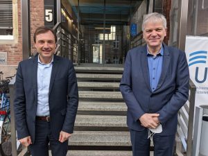 Prof. Alex Friedrich (Ärztlicher Direktor des UKM, li) und Dr. Hans-Albert Gehle (Präsident der Ärztekammer Westfalen-Lippe gaben ein digitales Corona-Update und sprachen auch über die Omikron-Variante. (Foto: UKM)