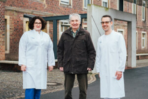 „Die Vernetzung ist wichtig, um die optimale Therapie anbieten zu können“: Dr. Philipp Houben mit Bernhard Notarp und Dr. Jennifer M. (v.r.n.l.). (Foto: UKM/ Heine)