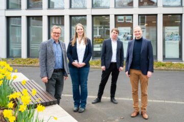 Stehen im Team hinter der Eltern-Baby-Tagesklinik: (v.l.) Prof. Georg Romer (Kinder-und Jugendpsychiatrie), Martina Frankenberg (Pflege), Dipl.-Psych. Dr. Marius Janßen und Prof. Udo Dannlowski (Klinik für Psychische Gesundheit). (Foto: UKM/Wibberg)