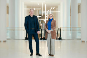 Blick in eine neue Klinikwelt: Dr. Christoph Hoppenheit, Kaufmännischer Direktor des UKM, und Dagmar Arentz (UKM IM) als Projektleiterin vor der Rolltreppe zum neuen interdisziplinären Erweiterungsbau im Westen des Zentralklinikums. (Foto: UKM/Heine)