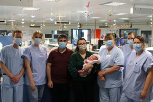 (v.l.:) Dr. Torsten Ott, Laura Schaffranek vom Sozialdienst des UKM, Familie Russo-Bertelli mit Frühchen Elena, Pflegerin Doris Sälker, Dr. Wiebke von Koppenfels und Pflegerin Silvia Wolf. (Foto: UKM)