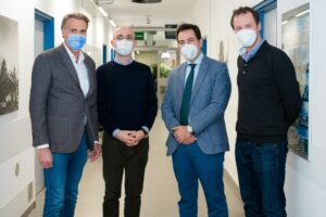 Haben den Patienten gemeinsam erfolgreich operiert: (v.l.n.r.) Dr. Hansjörg Ullerich, der aus Rom extra für die OP angereiste führende Experte, Ivo Boškoski, Klinikdirektor Prof. Jonel Trebicka (Med B) sowie Dr. Michael Tischendorf. Nicht im Bild: Priv.-Doz. Dr. Ulrich Peitz und Prof. Iyad Kabar von der Raphaelsklinik. (Foto UKM/Heine)