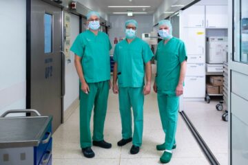 Austausch auf Augenhöhe: Direktor Prof. Andreas Pascher (r.) und Robotik-Experte Dr. Jens Peter Hölzen (l.) aus der Klinik für Allgemein-, Viszeral- und Transplantationschirurgie des UKM mit ihrem Kollegen Dr. Maximilian von Heesen von der Universitätsmedizin Göttingen, der in Münster bei einer robotisch-gestützten Speiseröhrenentfernung (medizinisch: Ösophagusresektion) hospitierte. (Foto: UKM)