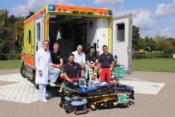 Intensivstation auf vier Rädern: Das Team vom Arbeiter-Samariter-Bund und UKM, u.a. mit Dr. Jan Sackarnd (l.), vor dem Intensivtransportwagen Münster. (Foto: UKM)