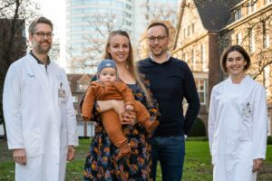 Matthis mittendrin: Jana und Sven Duisen mit ihrem Sohn sowie Gynäkologe Dr. Sebastian Schäfer und Tanja Sperlbaum, Oberärztin im UKM Kinderwunschzentrum. (Foto: UKM/ Wibberg)