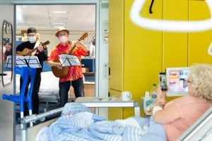 Zum Auftakt seiner Kulturpatenschaft hat Steffi Stephan zusammen mit dem Clinic-Clown Gerry Sheridan Musik auf Stationen gemacht. (Foto: UKM/ Marschalkowski)