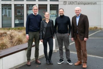 Diskutierten heute zur aktuell angespannten Lage in Kinderarztpraxen und -kliniken (v.l.n.r.): Dr. Georg Hülskamp (Clemenshospital Münster), Dr. Nike Strobelt (Kinder- und Jugendärztenetz Münster e.V.), Prof. Heymut Omran (UKM) und Dr. Michael Böswald (St. Franziskus-Hospital Münster). (Nicht im Bild Prof. Jörg Dötsch, Präsident der Deutschen Gesellschaft für Kinder- und Jugendmedizin e.V.). (Foto: UKM/Wibberg)