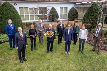 Der Vorsitzende Prof. Martin Schulze Schwienhorst (2.v.l.) bedankt sich mit seinen Kolleginnen und Kollegen sowie dem Vorstand bei Prof. Hugo Van Aken (Mitte), der zum Jahresende in den Ruhestand geht, für sein großes Engagement als Ärztlicher Direktor und Vorstandsvorsitzender. (Foto: UKM)