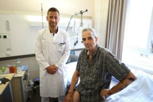 Dr. Johannes Glasbrenner und Patient Uwe Wenzel empfehlen aus gutem Grund: Motorradfahren nur mit Schutzkleidung. (Foto: UKM)