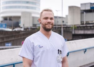 Gerade in den Nachtschichten hat Philipp Pasternak, Gesundheits- und Krankenpfleger auf der der herz- und thoraxchirurgischen Station am UKM, mehr Zeit, sich mit den Patientinnen und Patienten intensiv auseinanderzusetzen. (Foto: UKM/Heine)