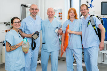 (v.r.n.l.) Der Ärztliche Leiter Prof. Philipp Kümpers und Sandra Schwenner, Stationsleitung der Notaufnahme, machen mit ihrem Team gute Erfahrungen mit den Marvel-Helden als Lebensretter. (Foto: UKM/Wibberg)