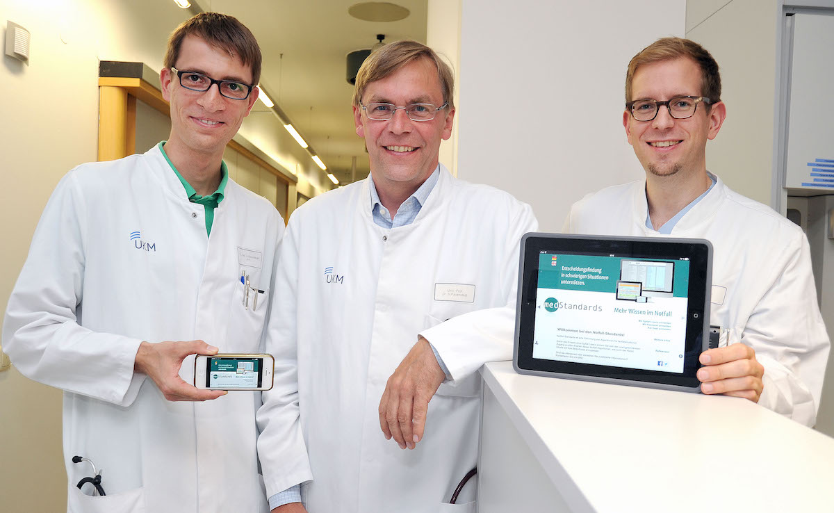 (v.l.:) Dr. Arne Bokemeyer, Prof. Dr. Hermann Pavenstädt und Privat-Dozent Dr. Philipp Kümpers und sind von der App „Notfallstandards“ überzeugt. (Foto: UKM)