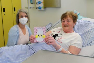 Toll gestaltete Karten mit herzlichen Ostergrüßen durfte heute u.a. Marion Schäferhoff (l.) von der Angehörigenberatung des UKM auf die Stationen bringen – zur sichtlichen Freude dieser Patientin. (Foto: UKM)