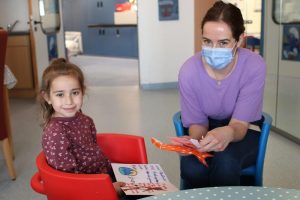 Viele Kinder, Schulklassen oder Vereine bastelten speziell für die jungen Patientinnen und Patienten: Für leuchtende Augen sorgte die Osterpost auch auf den Kinderstationen des UKM, wo Julia Blümel (r.) eine der Überbringerinnen im UKM war. (Foto:UKM)