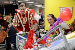 Das Jugendprinzenpaar besuchte die kleinen Patienten im UKM. (Foto: UKM)