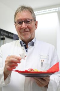 Nicht nur Zimtsterne, auch viele andere Lebensmittel sind für Erdnussallergiker ein Tabu. Prof. Randolf Brehler, Leiter des Bereichs Allergologie an der Hautklinik des UKM, setzt nun auf eine neue orale Immuntherapie. (Foto: UKM)