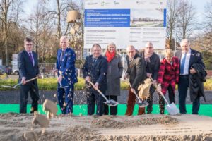 Die Verantwortlichen für den neuen Forschungscampus Ost am UKM setzten den ersten Spatenstich für das Großprojekt. (Foto: UKM / WIbberg)