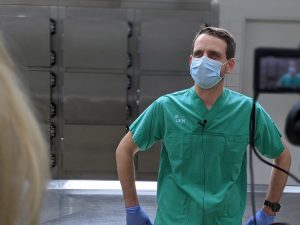UKM-Rechtsmediziner Maximilian Hagen macht den Tatort Fakten-Check. (Foto: UKM)