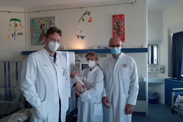 Neuroradiologe Dr. Christian-Paul Stracke, Neuropädiaterin Dr. Barbara Fiedler und Schlaganfallexperte Priv.-Doz. Ronald Sträter sind froh, dass Baby Pepe überlebt hat. (Foto: UKM)