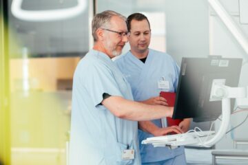 (V. l. ) Martin Bückmann, Stationsleitung der Intensivtherapiestation II, und Tobias Janßen, Stellvertretende Stationsleitung, freuen sich, die neuen Räumlichkeiten in Betrieb zu nehmen. (Foto: UKM/Heine)