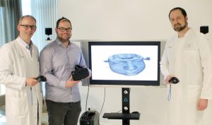 Bild (UKM): Für ein besseres Verständnis: (v.l.) Dr. Dr. Oliver Grauer, Jonas Thiet und Dr. Markus Holling mit der VR-Brille. (Foto: UKM)