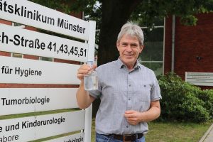 Ein geschulter Blick auf eine Wasserprobe: Prof. Thorsten Kuczius vom Institut für Hygiene am UKM. (Foto: UKM)