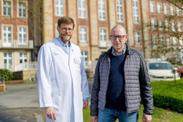 „Die Knoten und offenen Stellen im Gesicht sind endlich verschwunden“: Rudolf Wichette (r.) mit Prof. Carsten Weishaupt. (Foto: UKM/Kochinke)