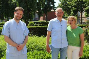 Prof. Christian Ertmer (l.) hat Detlef Erning sieben Wochen auf der Intensivstation behandelt. Doris Erning stand ihrem Mann dabei immer zur Seite. (Foto: UKM)