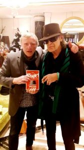 Autor Willi Karkoska (li.) und Panik-Rocker Udo Lindenberg, der verblüffende Ähnlichkeit mit der Buchfigur "JB" hat. (Foto: Archiv Karkoska)