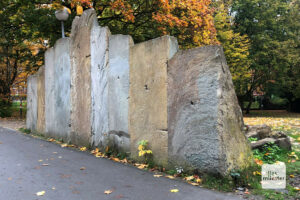 Die Skulptur "Dolomit zugeschnitten" von 1977 am Jesuitengang. (Foto: Michael Bührke)